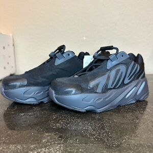 adidas Yeezy Boost 700 MNVN triple black kids size US10.5